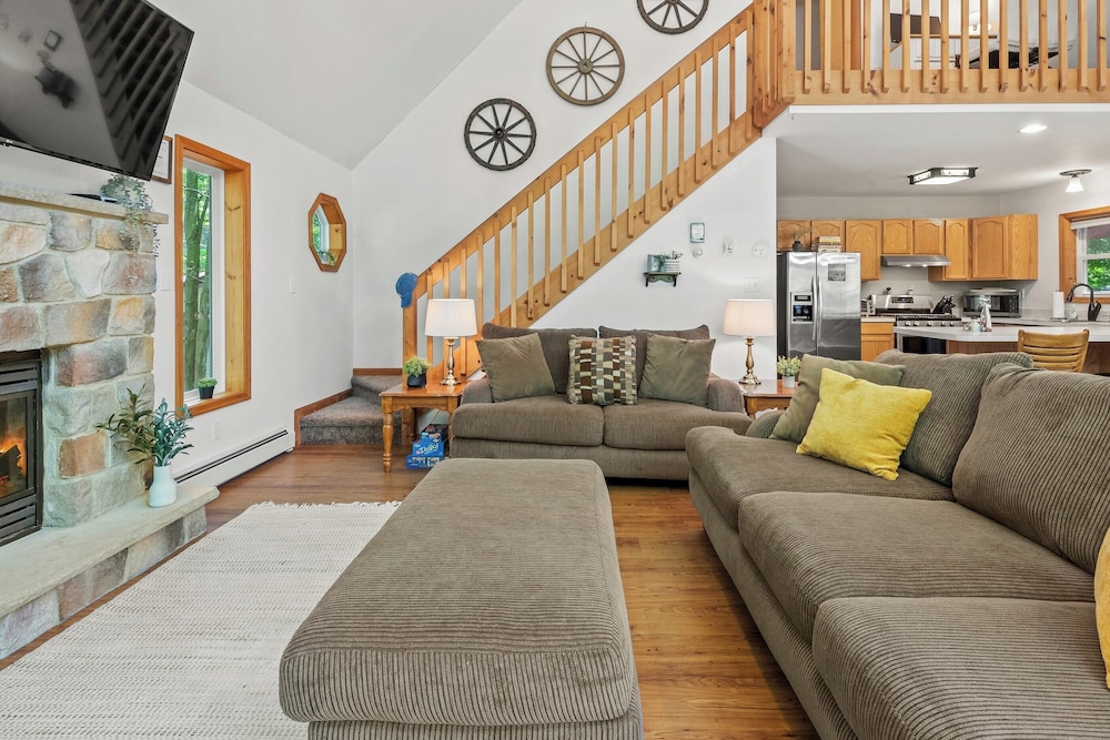 Lake + Pool Access, Game Room, Firepit, Deck Tawny and Peaceful by Avantstay view 2