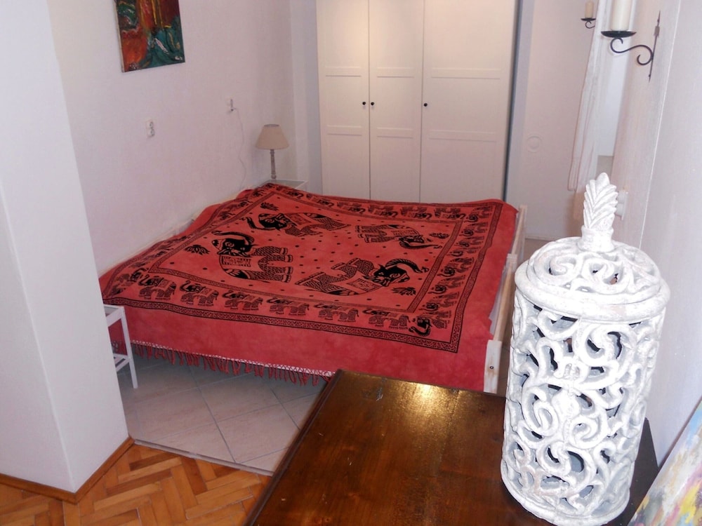 Spacious Apartment With Terrace & Outdoor Kitchen Surrounded by a Garden view 3