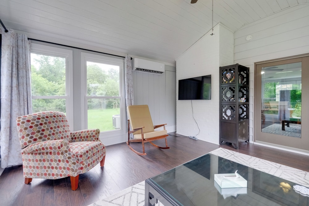 Fish, Relax & Enjoy Lake Views: Colonial Beach Gem