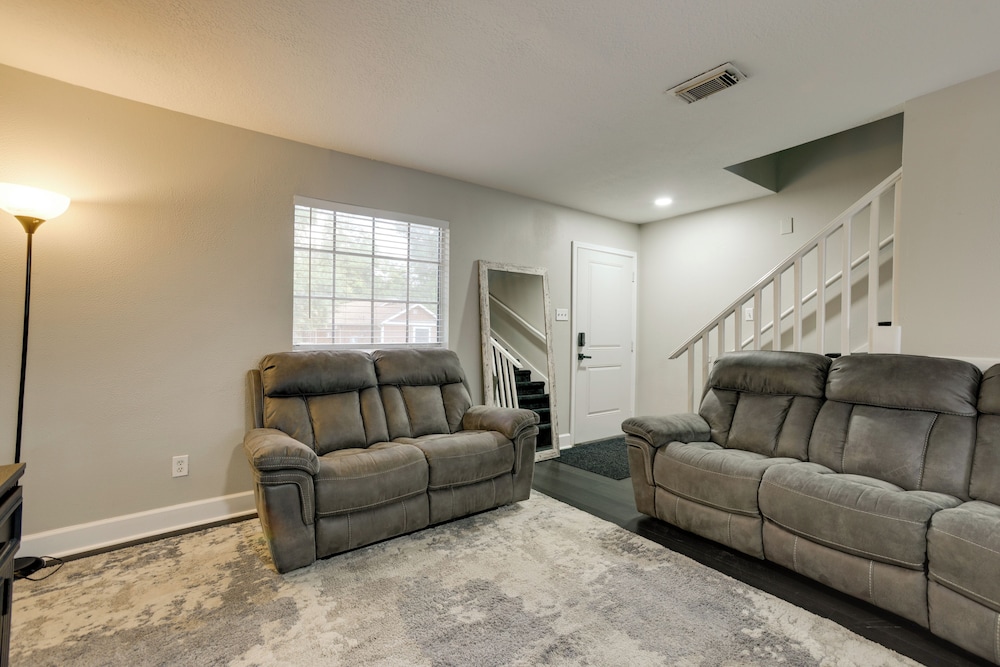 4 Mi to Iah: Suburban Houston Townhome