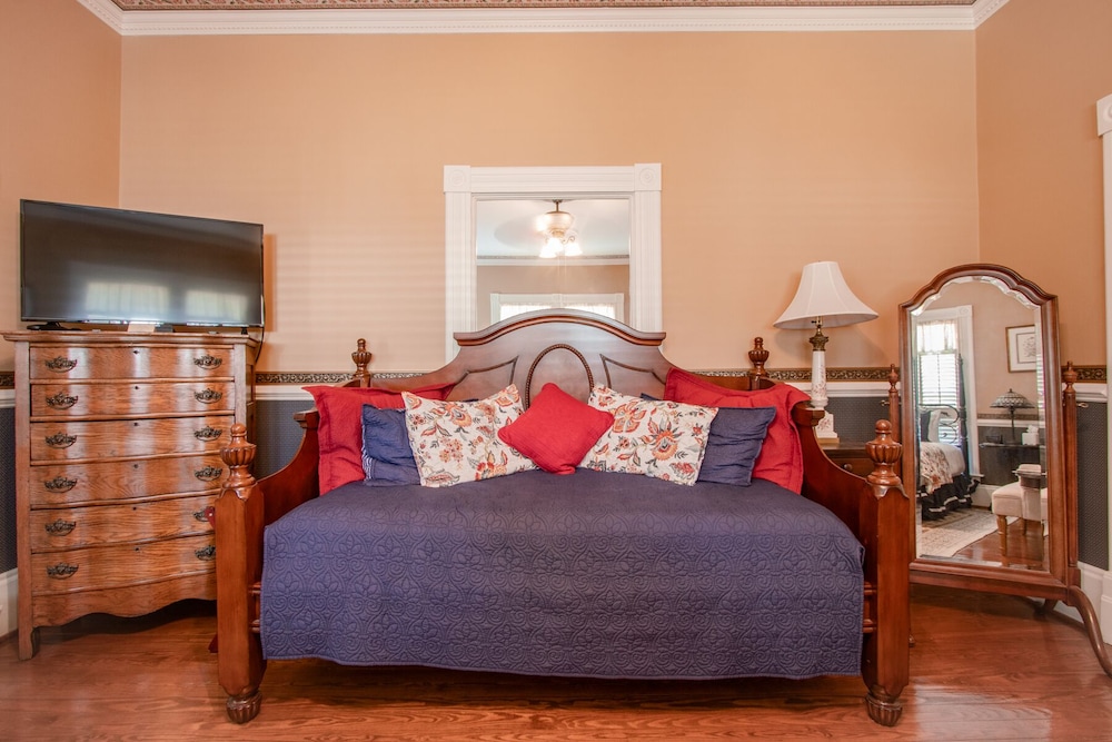 The Oaks Victorian Inn
