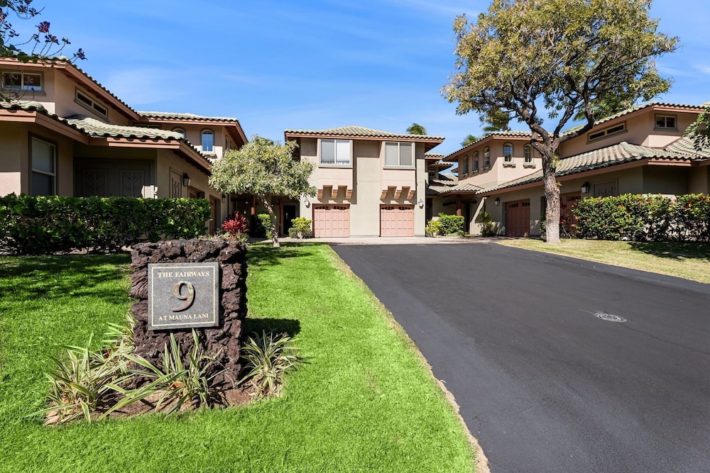 Walk to Restaurants/shopping - Excellent Golf Course Views - Private Beach Access - Vrkcv