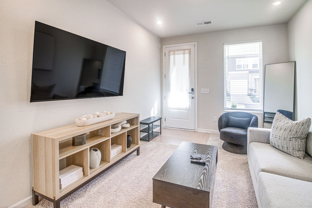 7 Mi to Uptown: Townhouse w/ Patio in Charlotte!