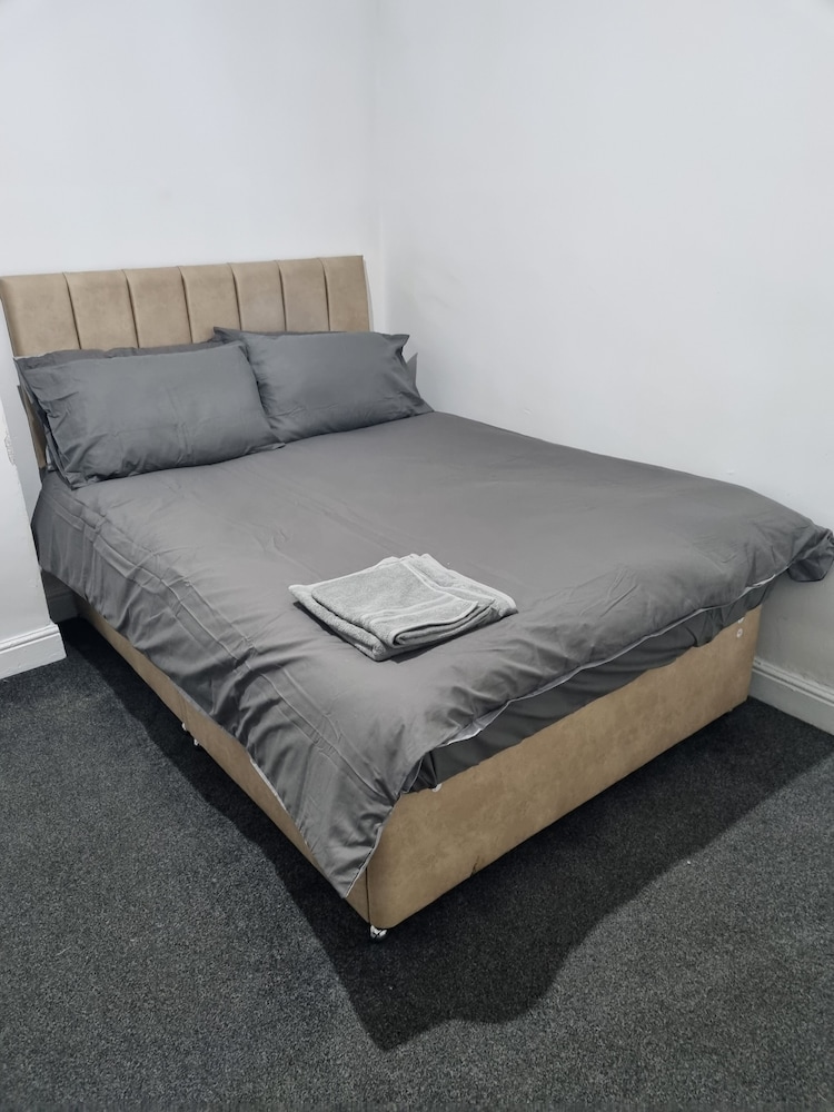 Lovely 2-bed House in Smethwick, Birmingham tn view 2