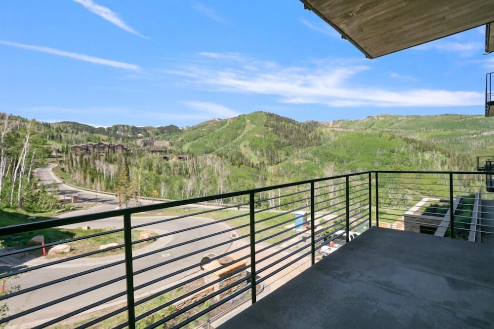 203 - Three Bedroom Deluxe One Empire Pass 3 Condo