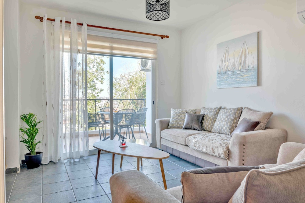 Phaedrus Living Modern City Flat Elpida