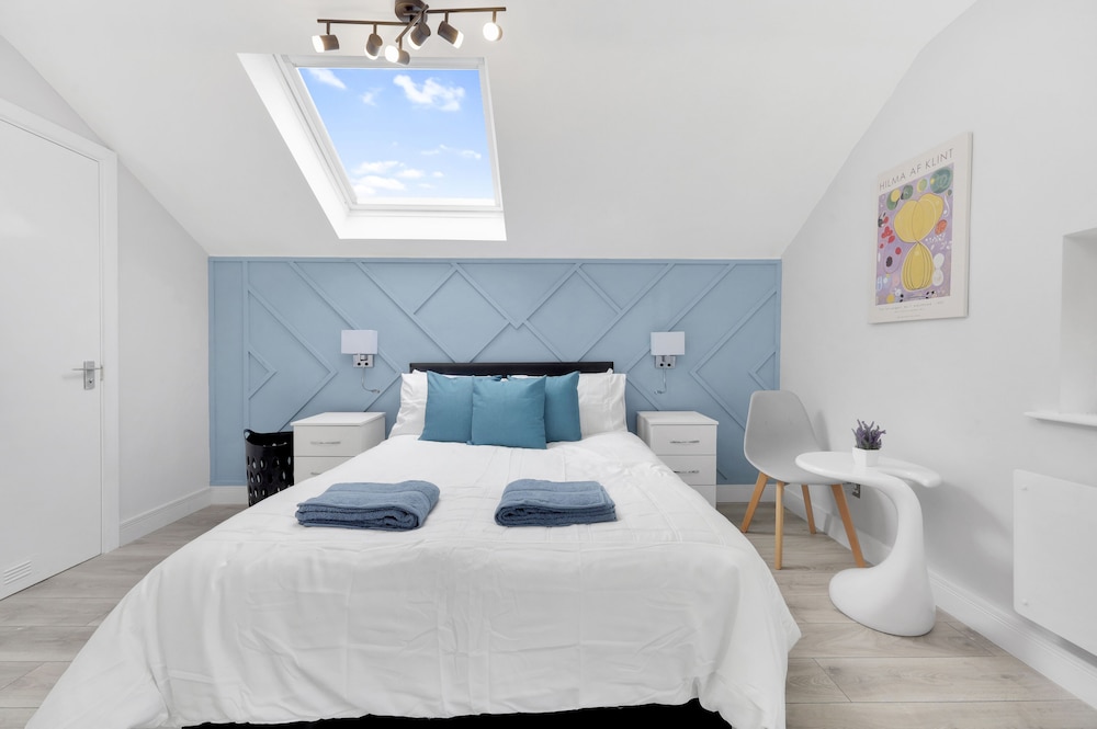 Stylish 4-bed Apartment - Parking & Central Links