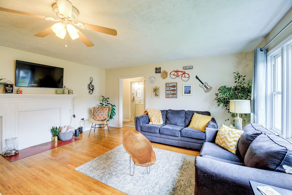 Cozy Home w/ Spacious Yard: 2 Mi to Dtwn Bristol