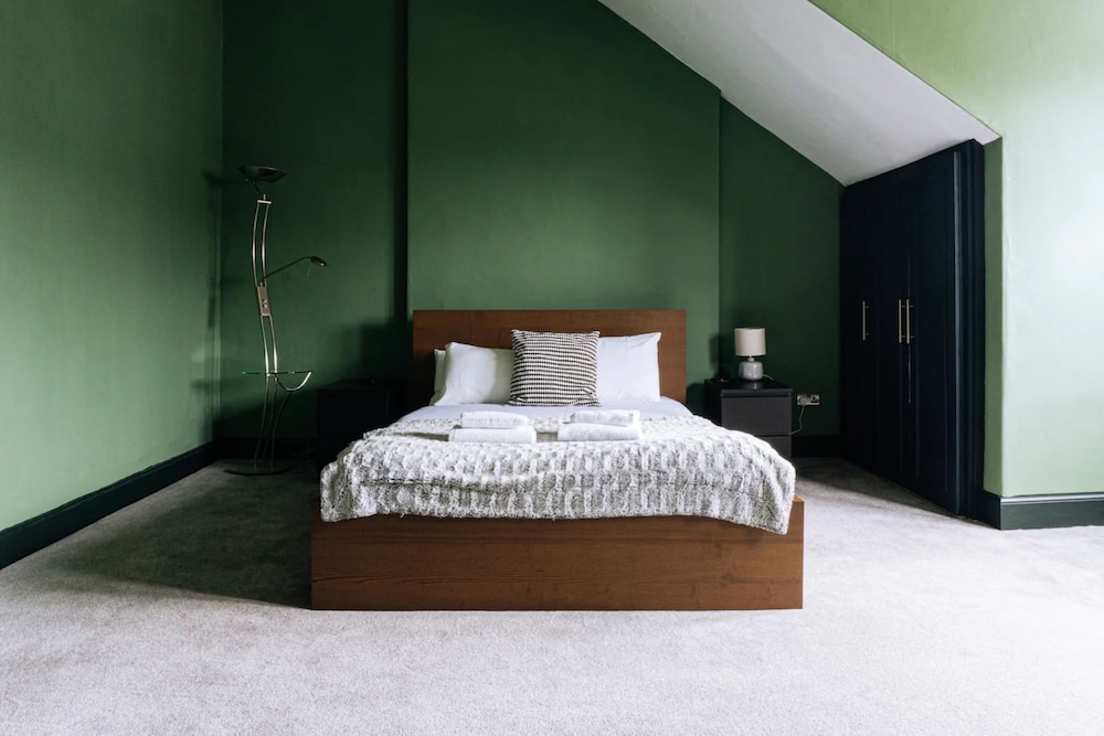 Grade A Listed 2 Bedroom In Edinburgh view 2