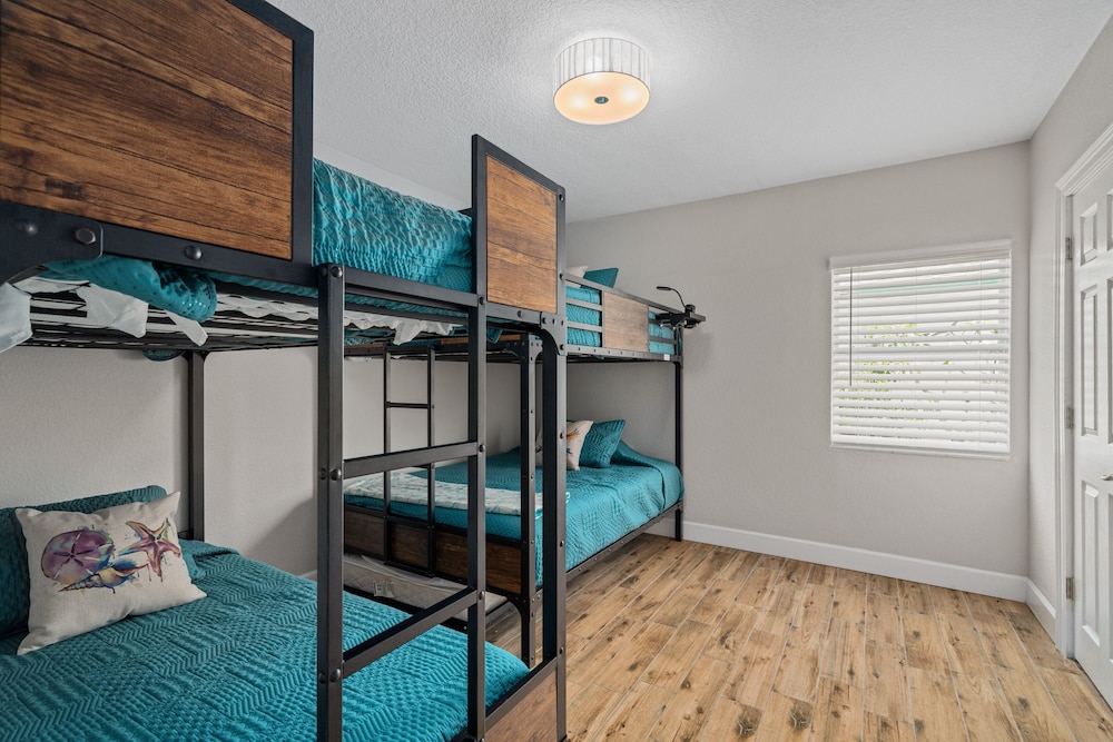 Sunset Dreams - Monthly Beach Rental 5 Bedroom Home by Redawning - Image 2