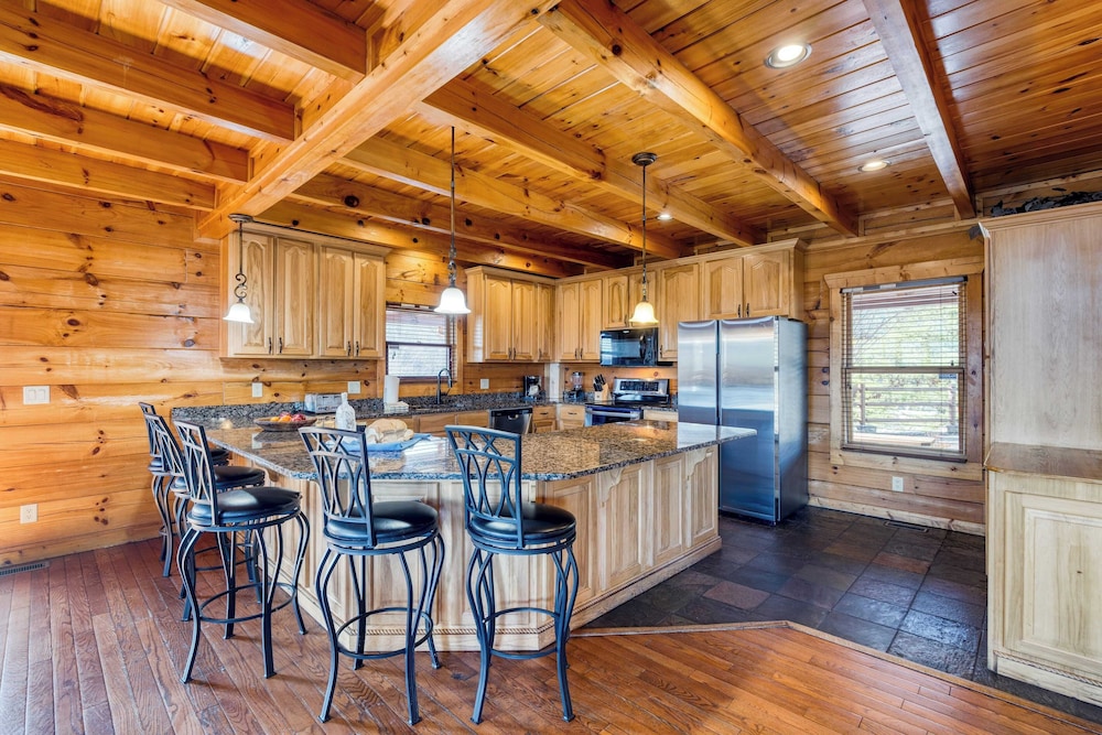 Luxury Cabin w/ Elevator, Theater & Hot Tub Near Dollywood Smoky Vista Lodge