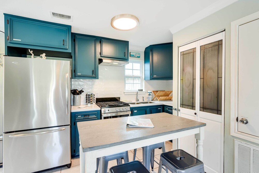 1 Block to Beach: Galveston Coastal Cottage