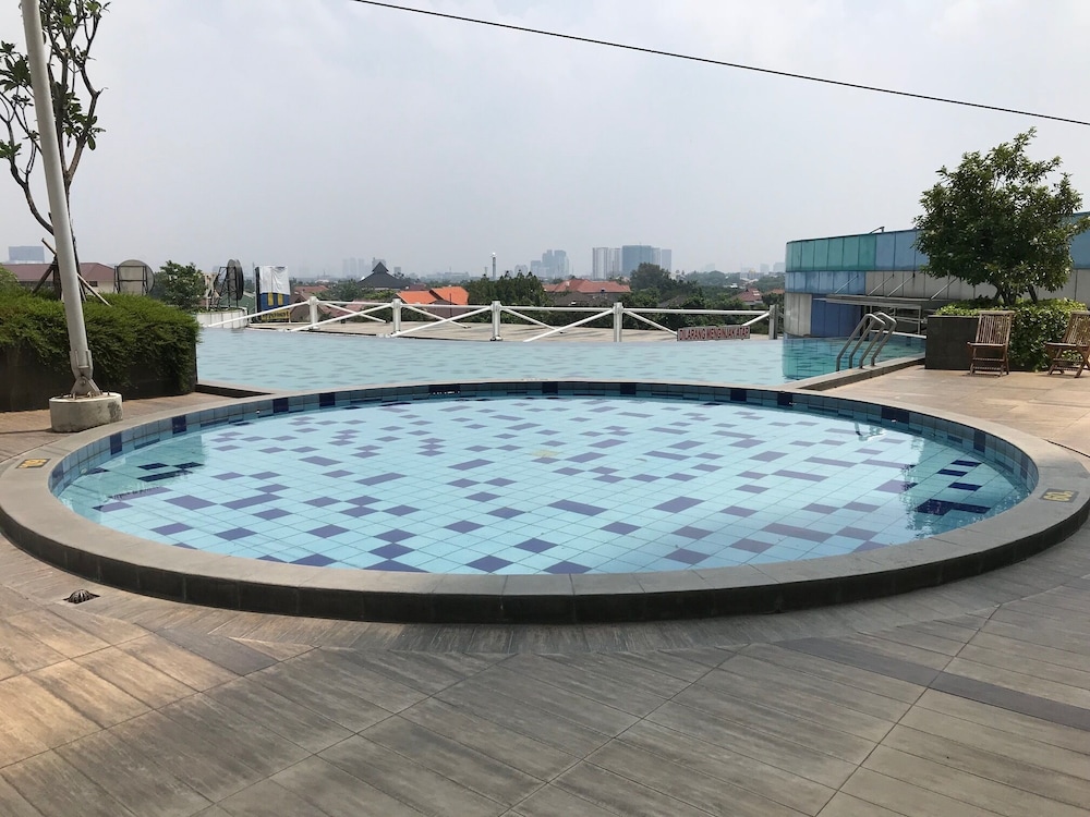 Minimalist And Comfy Studio Apartment At Cinere Bellevue Suites