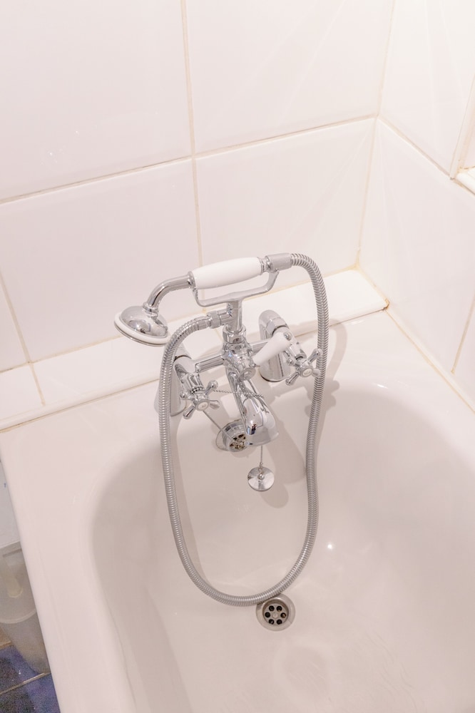 Homely 1 Bedroom Apartment in Beckton With Parking