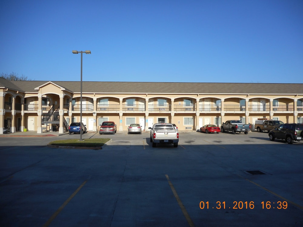 Crossroads Inn & Suites