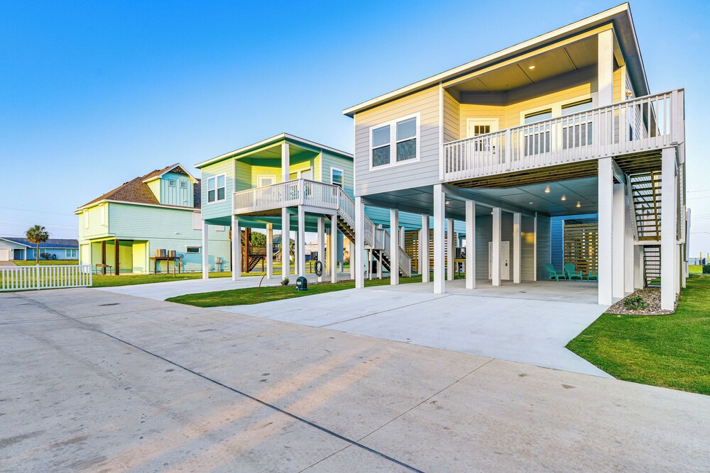 Bright Rockport Vacation Rental w/ Community Pool! view 5