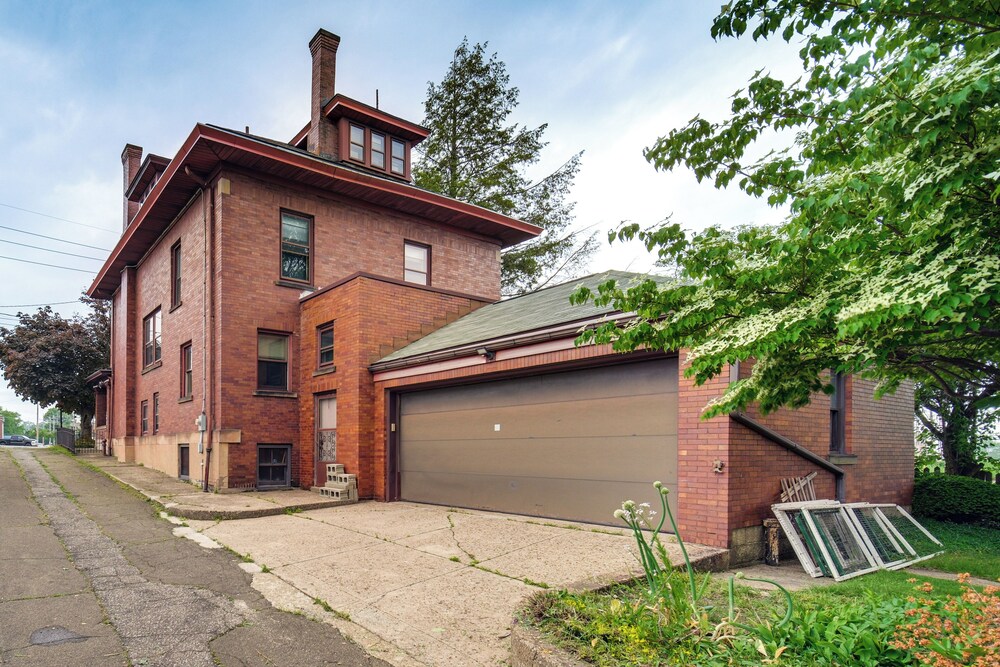 2 Mi to Lake Erie: Spacious Retreat Near Cafes!