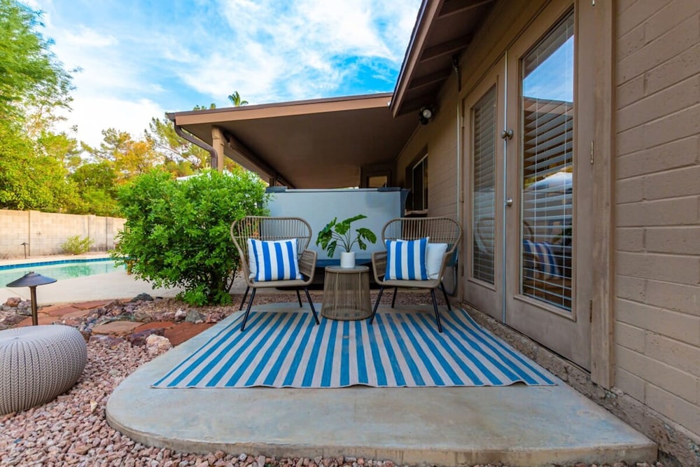 Greenway Oasis Heated Pool Spa Mural Putt Grn