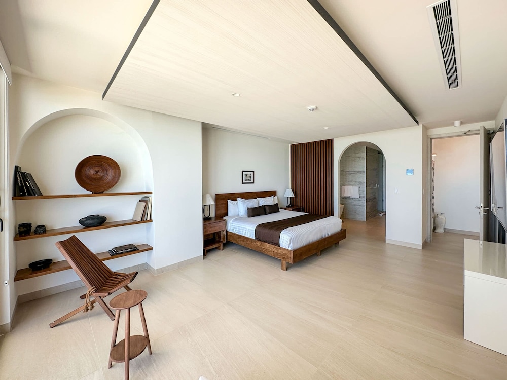 5BR Beachfront Luxury Condo