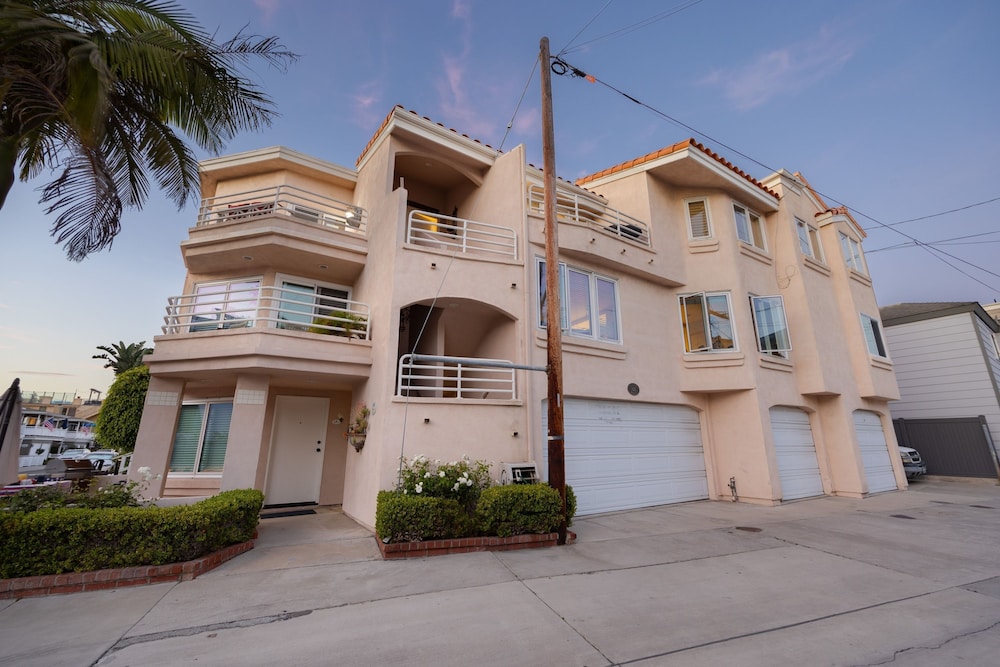 Shoreline Villa by Avantstay Steps to the Beach Bay Pier