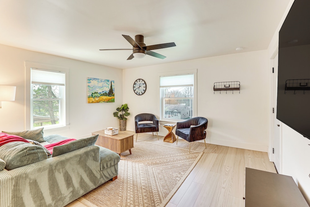 3 Mi to Dtwn: Quiet Youngstown Apt w/ Deck!