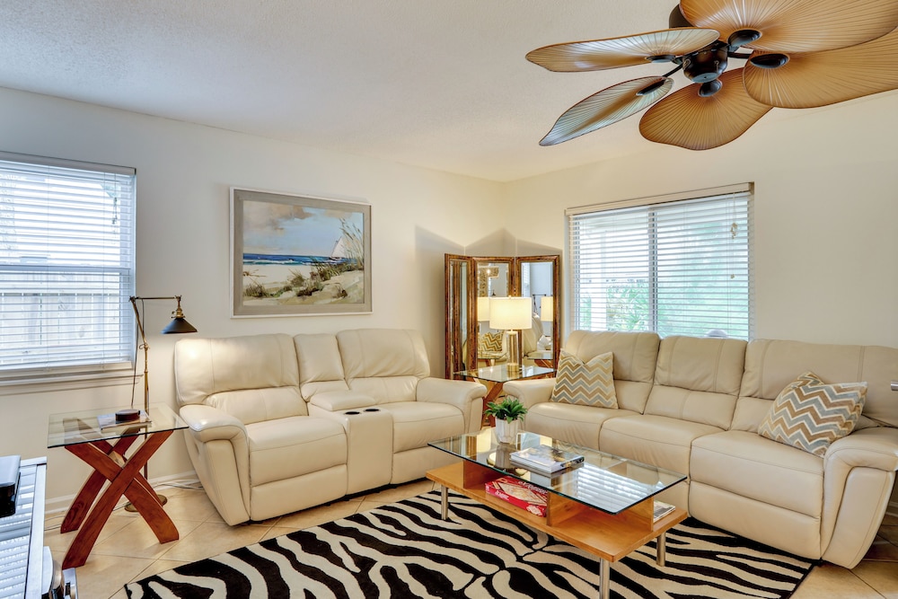 4 Mi to St Simons Beach: Home w/ Furnished Deck
