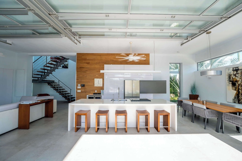 Vacation Villa, Oceanview and Hotel Amenities v1