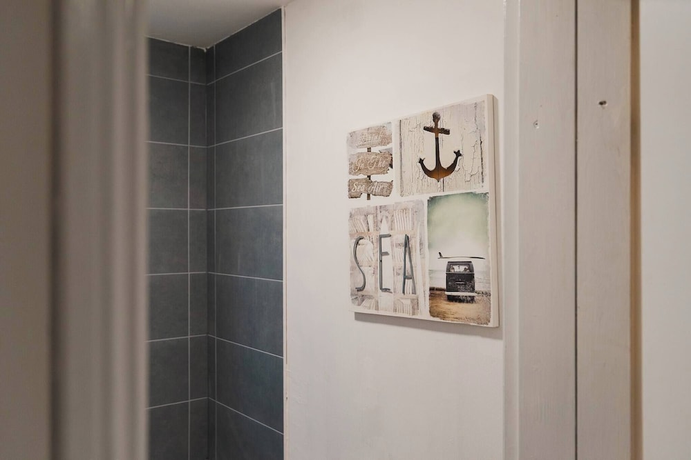 Sleek City Getaway - Walkable & Free Parking