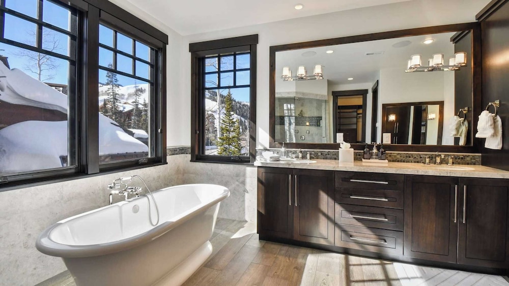 Ski-in Ski-out Deer Valley Hot Tub, Fire Pit, Views Silver Sun by Avantstay
