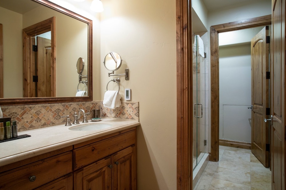 Grand Lodge - Penthouse #406 - Ski-in/out 5 Bedroom Condo