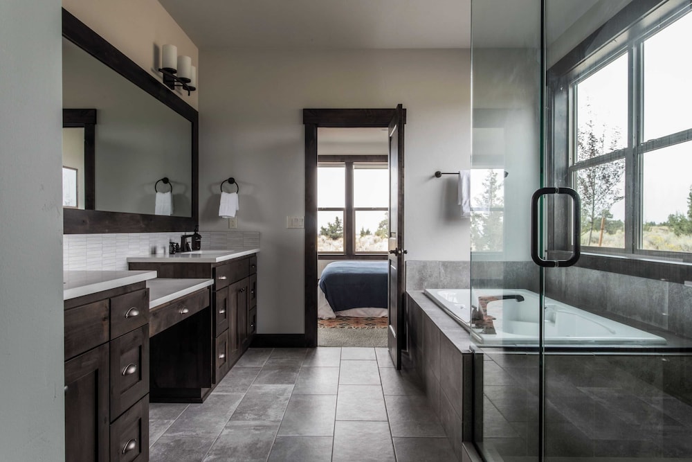 Clint by Avantstay Located Within The Brasada Ranch Community Golf Course, Pool & Hot Tub