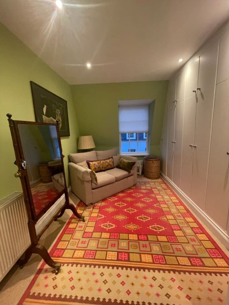 Expansive 4BD Home- 15 min From Buckingham Palace!