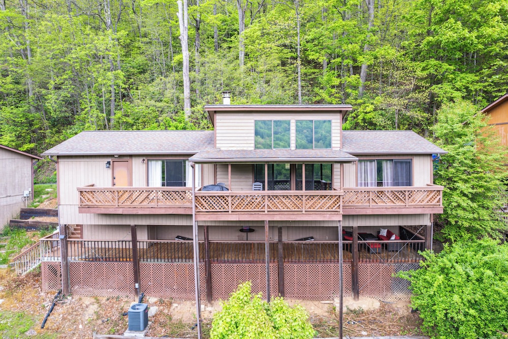 Maggie Valley Mountain Escape w/ Fireplace & Deck! view 5