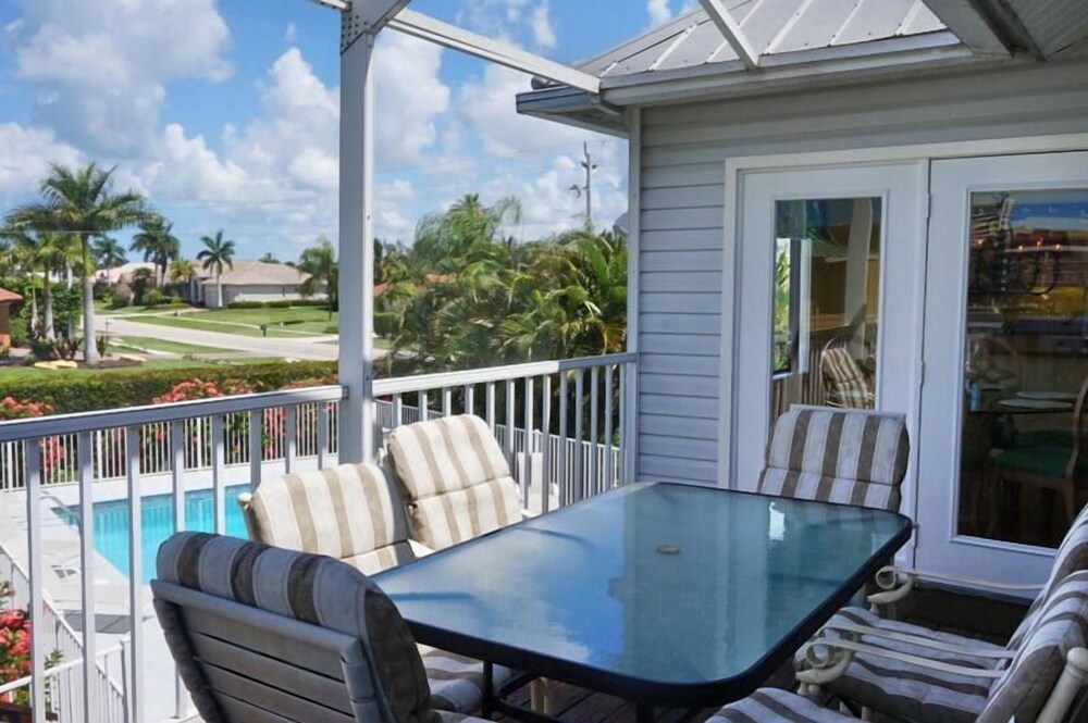 KEN407 5 Bedroom Holiday Home by Marco Naples Vacation Homes