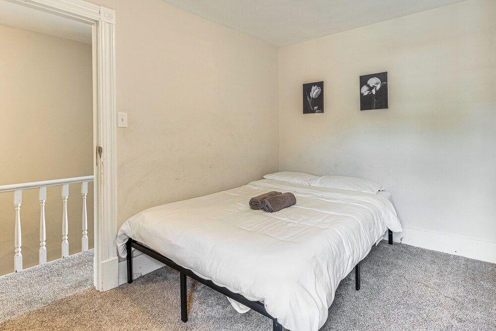 Stay & Play in Dtwn Stroudsburg: Updated Townhouse