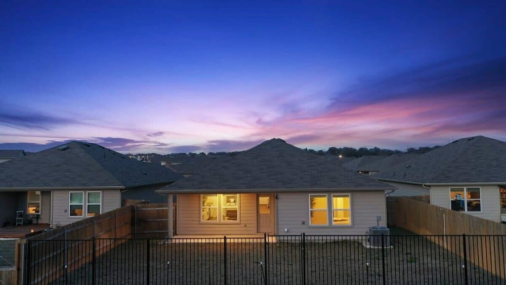 @ Marbella Lane - Amazing 4BR Lakeview Home