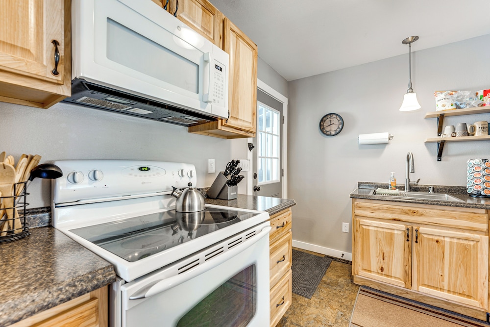 Steps to Estes Lake: Mtn-view Hideaway w/ Hot Tub!