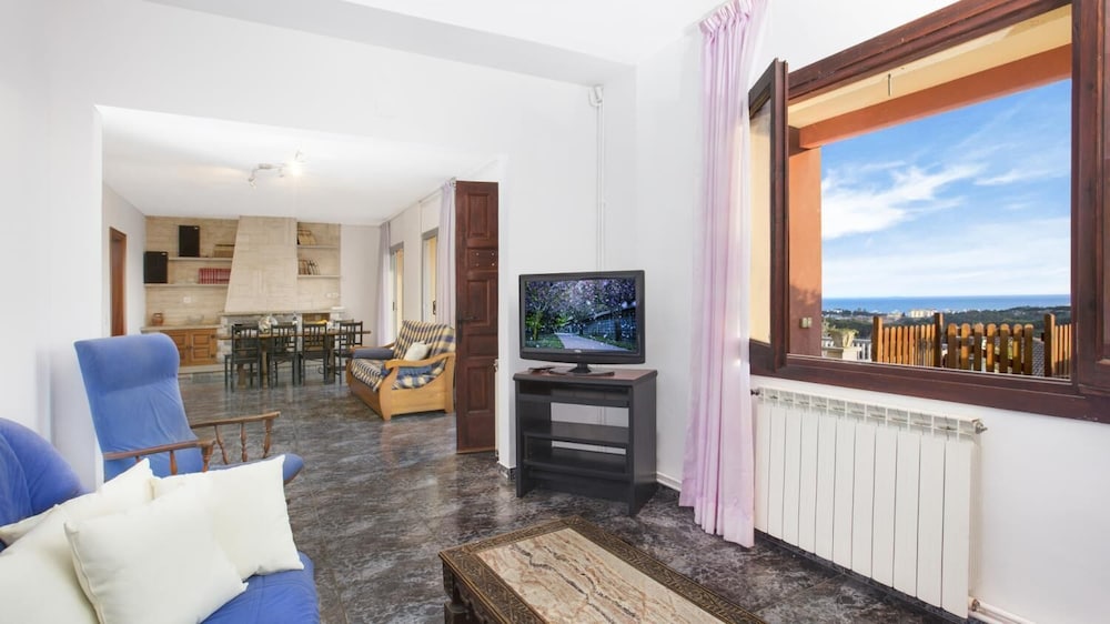 Vila Maer in Blanes With 5 Bedrooms and 2 Bathrooms