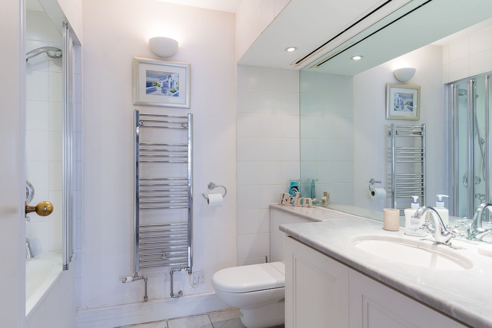 2-bed 2-bath Next to Park Lane