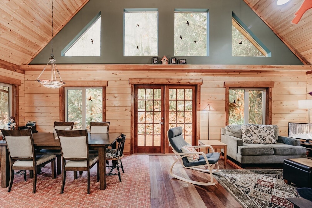 21gs - Log - Pets Ok - Sleeps 6 3 Bedroom Home by RedAwning