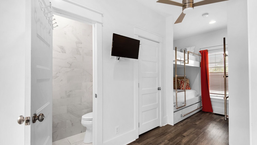 Best of Both Worlds: Pool, Golf Cart, Nearby Attractions & Steps to Beach!
