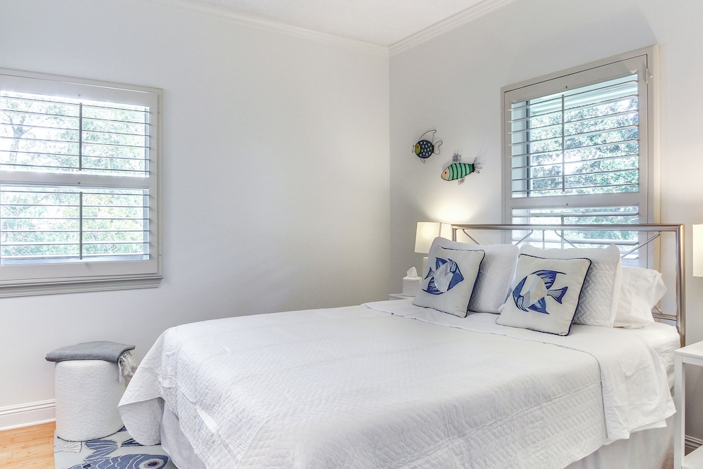 Pool, Fire Pit & Tennis Court: Gem in Bay St Louis