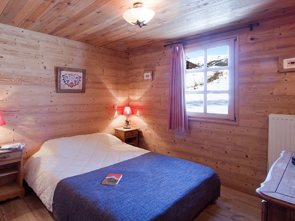 Chalet in Alpe D'huez With Sauna & Hot Tub view 3