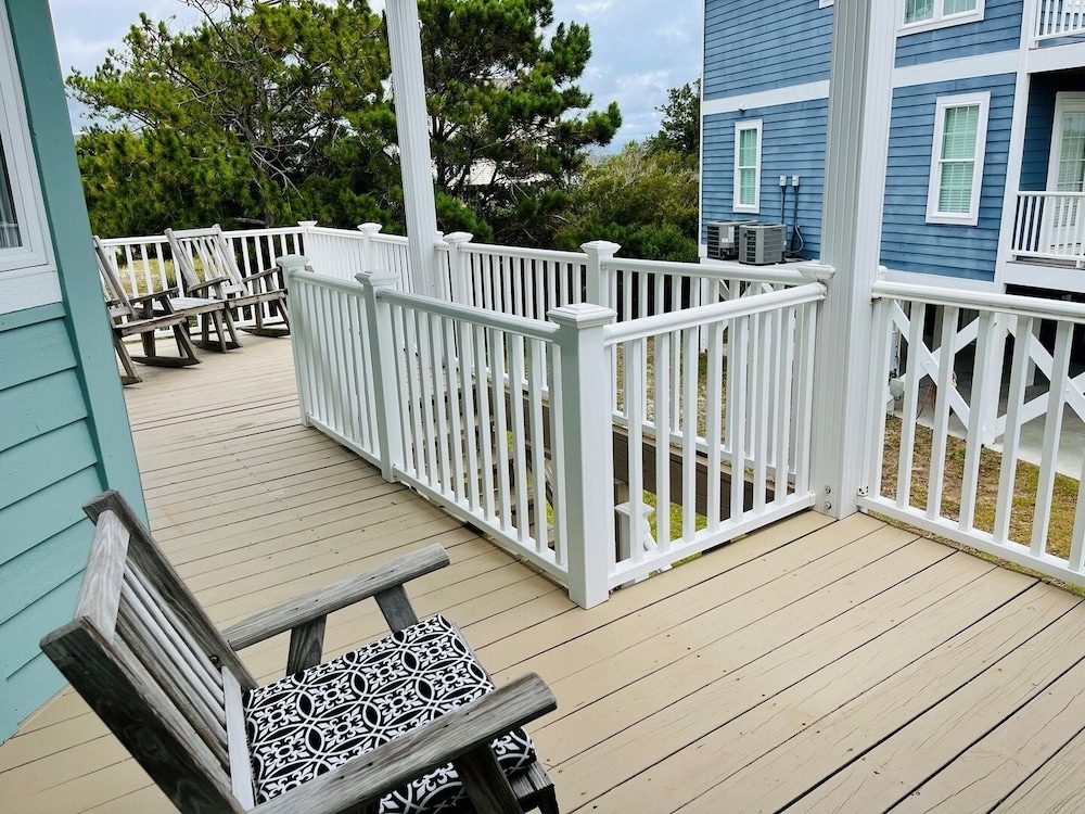 Fore Shore West- 4 Bedroom Home by RedAwning