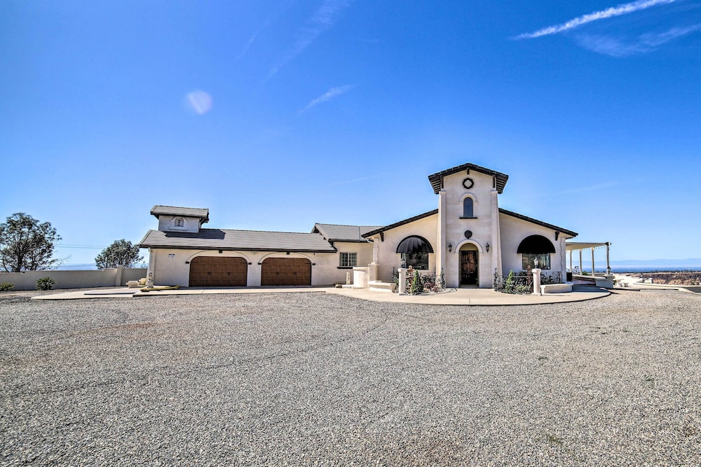 Chic Paradise Home w/ Terrace: 13 Mi to Wineries!