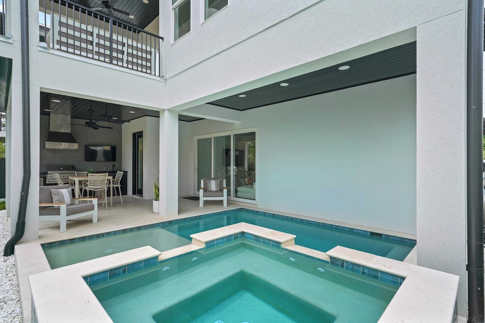 30A Serenity Skies by Avantstay Sleeps 19 Pool + Golf Cart