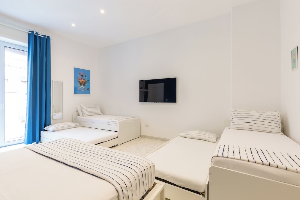 White&Blue Apartment at Sanità by Wonderful Italy