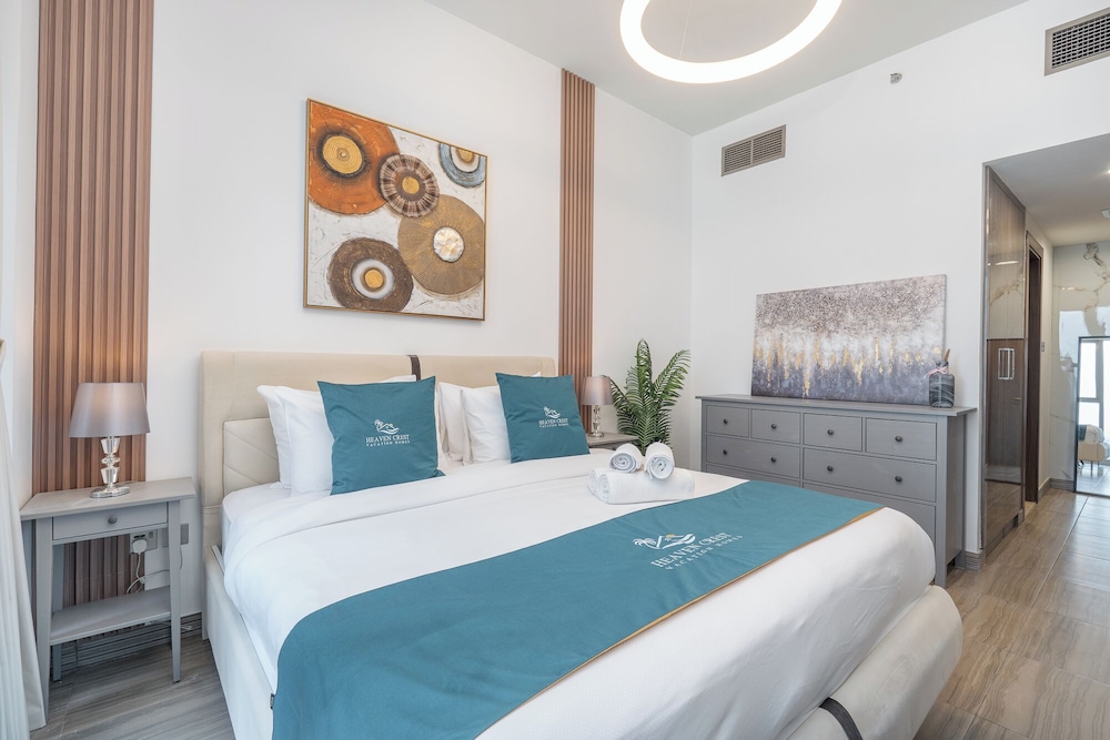 Heaven Crest Vacation Homes - Balcony with City View 1BHK in JLT Dubai Close to Metro & Marina