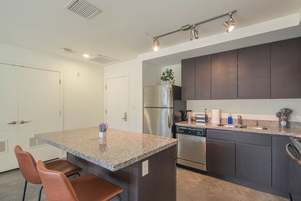 ROVE LIVING/KL - Roosevelt Point