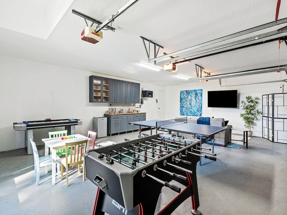 Luxurious 6-Bedroom Villa with Pool & Games
